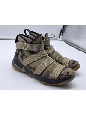 Nike LeBron Soldier 11 GS Shoes Youth Size 6.5 Green Camo Basketball 918369-200